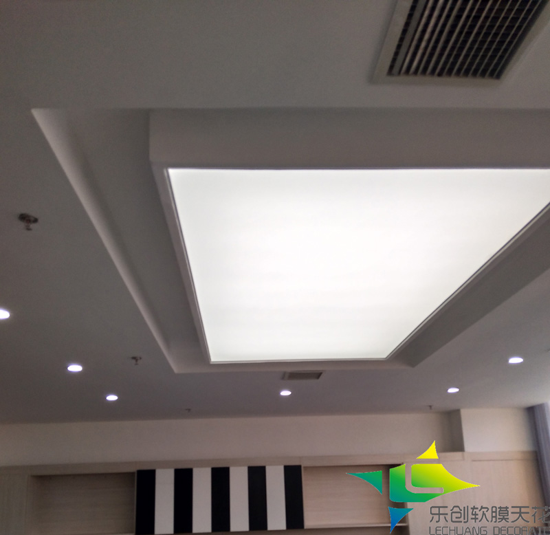天花軟膜天花哪家強(qiáng)?燈膜生產(chǎn)廠家質(zhì)量哪家好?拉膜天花吊頂多少錢(qián)一平